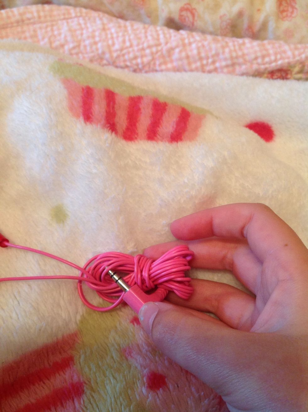 Tuck the earbud jack into the loop to tie it off