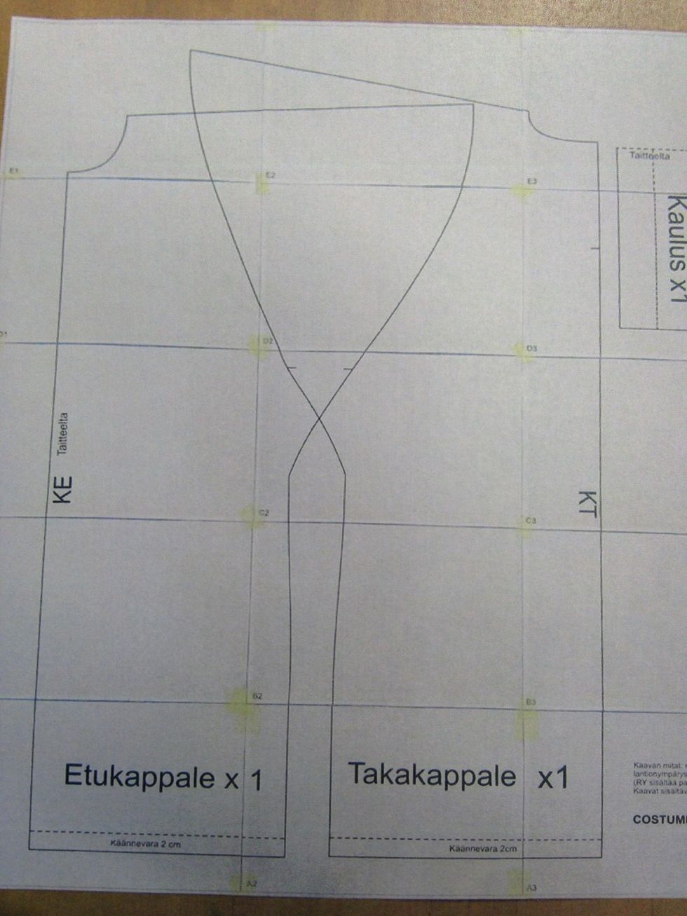 Tulosta kaava-arkit. Tarkista ettei tulostinasetuksissa ole skaalausta. Kokoa kaava teippaamalla arkit yhteen reunaviivojen mukaan ja j\u00e4ljenn\u00e4 kaavat silkkipaperille.