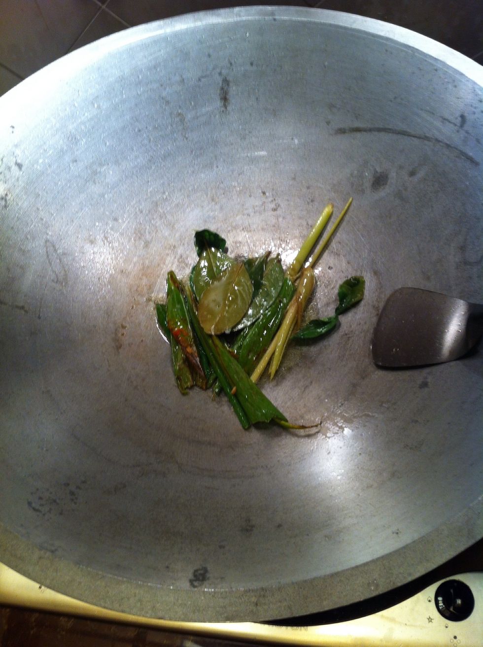 tumis batang sereh, daun kunyit, daun salam dan daun jeruk