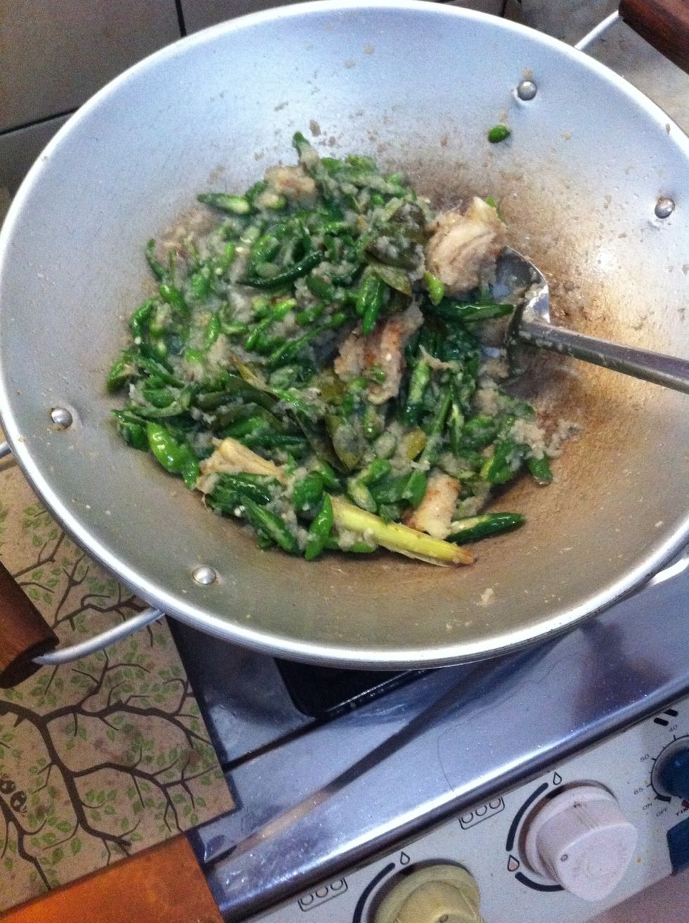 Tumis semua bahan hingga harum.