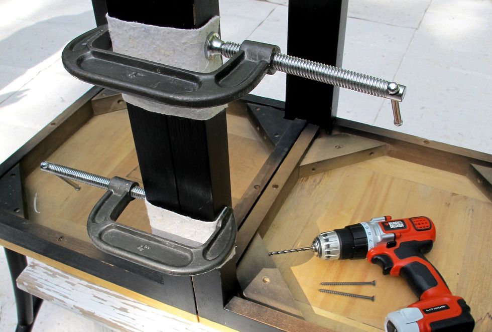 Turn both chairs upside down and secure them using the adjustable clamps.