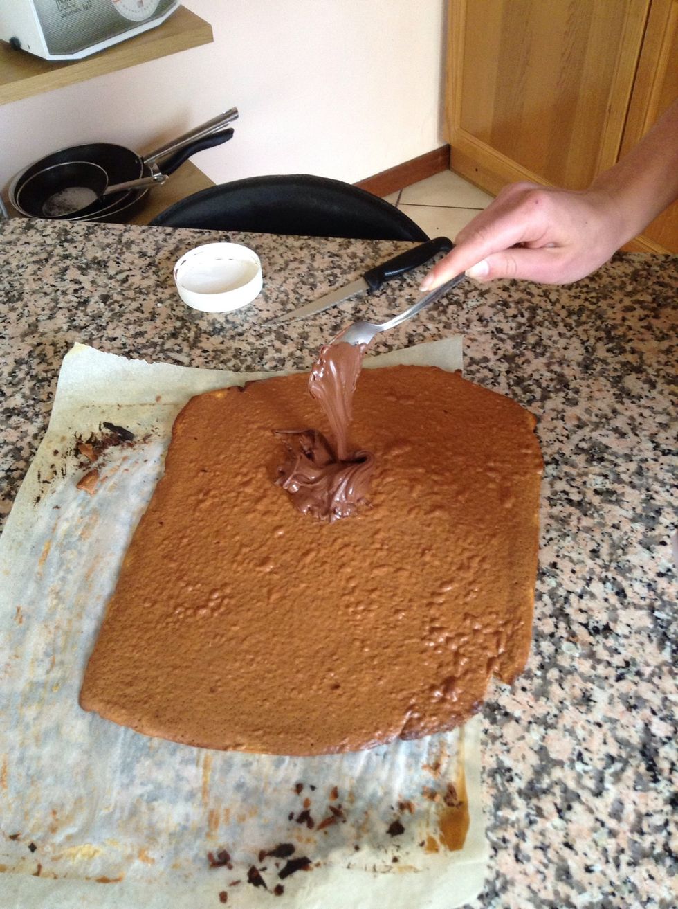 Turn it around again and start spreading your Nutella.