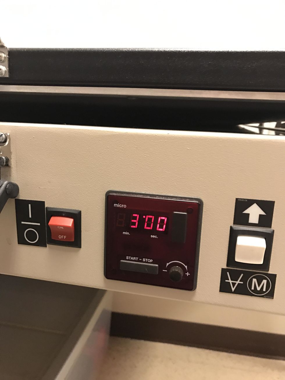 Turn it on and set timer for 3 min. Then press start, and wait until the time is up. Make sure to watch the time because it does not alert you when the time is up.