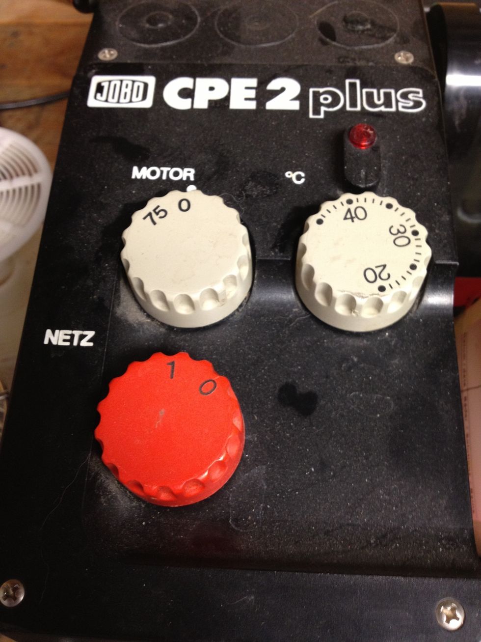 Turn Jobo on and set to 38\u00b0c (100.4\u00b0F) . The heater will turn on if your water is under temperature and will stay off if the water is over temperature. This is indicated by the red light.