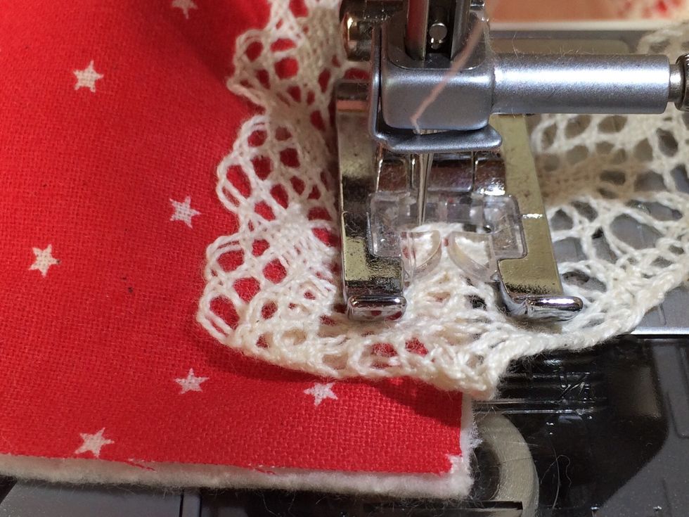 Turn lace back on itself to finish at the ends