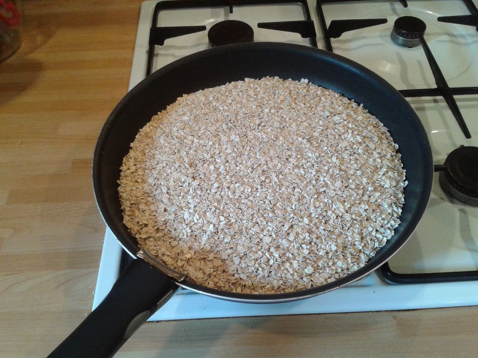 Turn off the heat and leave the oats to cool.