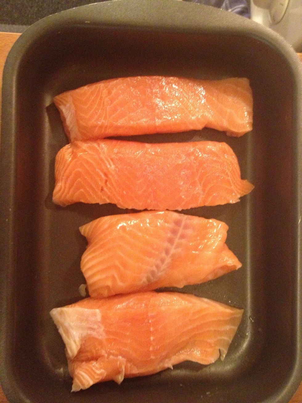 Turn on the oven, 200 Celsius. Sprinkle the salmon with salt.