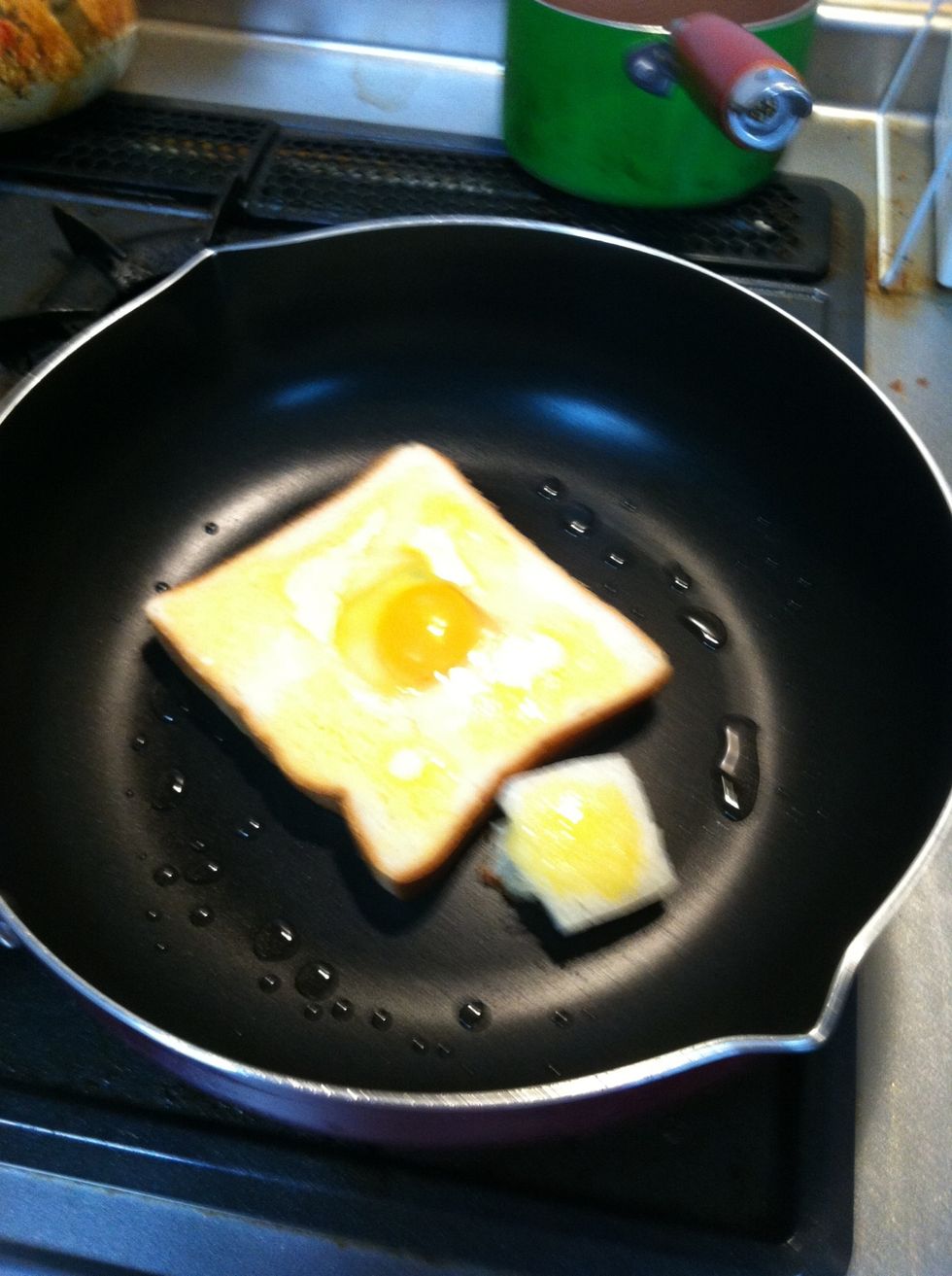 Turn over the bread when melted margarine.