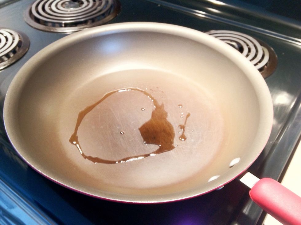 Turn stove top to medium heat, add 1 tsp of olive oil.
