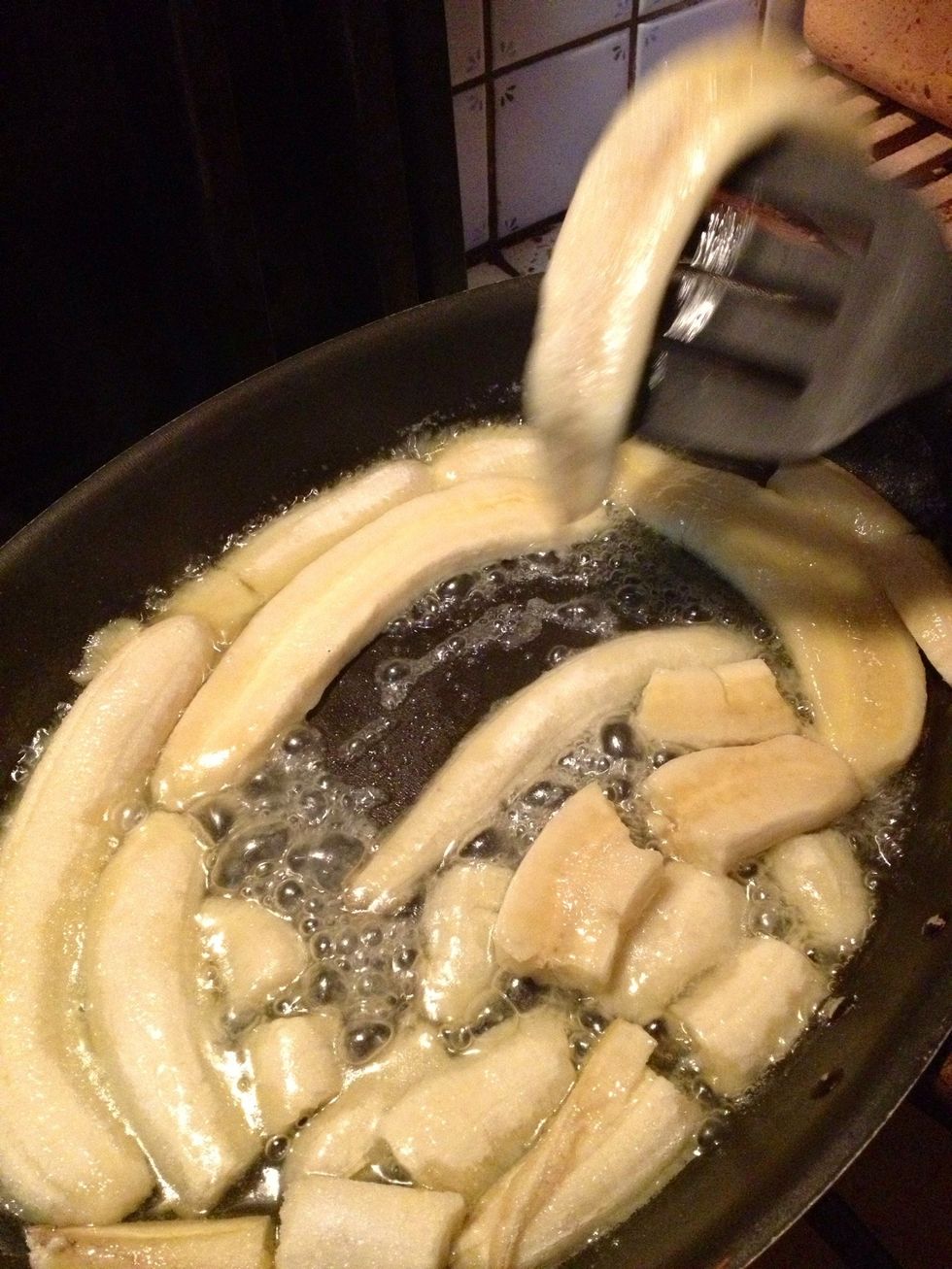 Turn the bananas and make caramelize. It is possible to heat the rum in a second pan, turn it on and pour over bananas (to let an adult).