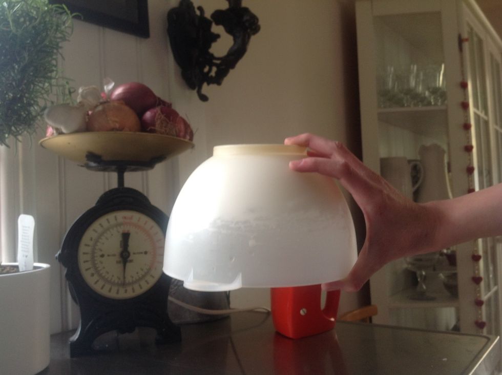 Turn the bowl up side down if meringue dough doesn't move or fall out it's finished. I recommend you try this over a sink otherwise it can end up on the floor and you don't want that :/