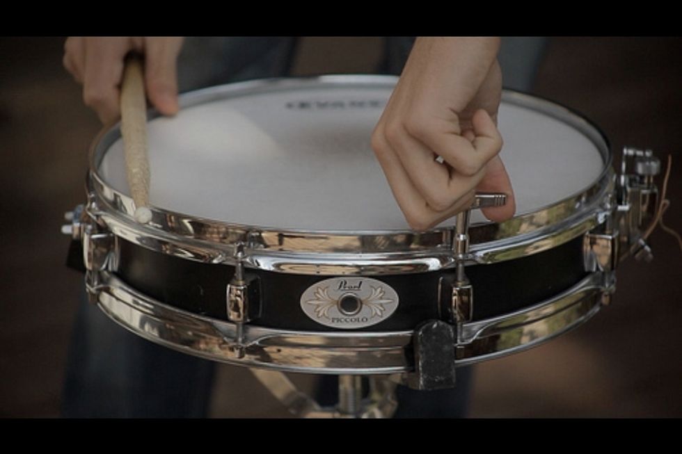Turn the drum key to tighten or loosen the screws.