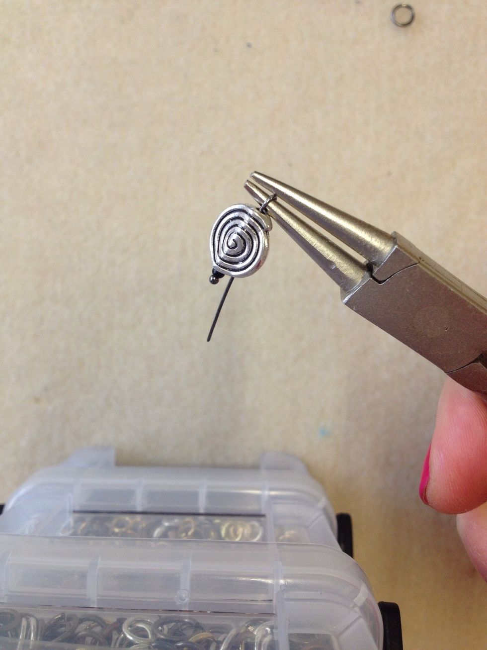 Turn the pliers at a 90 degree angle - like this so the pliers are sitting on top of the wire