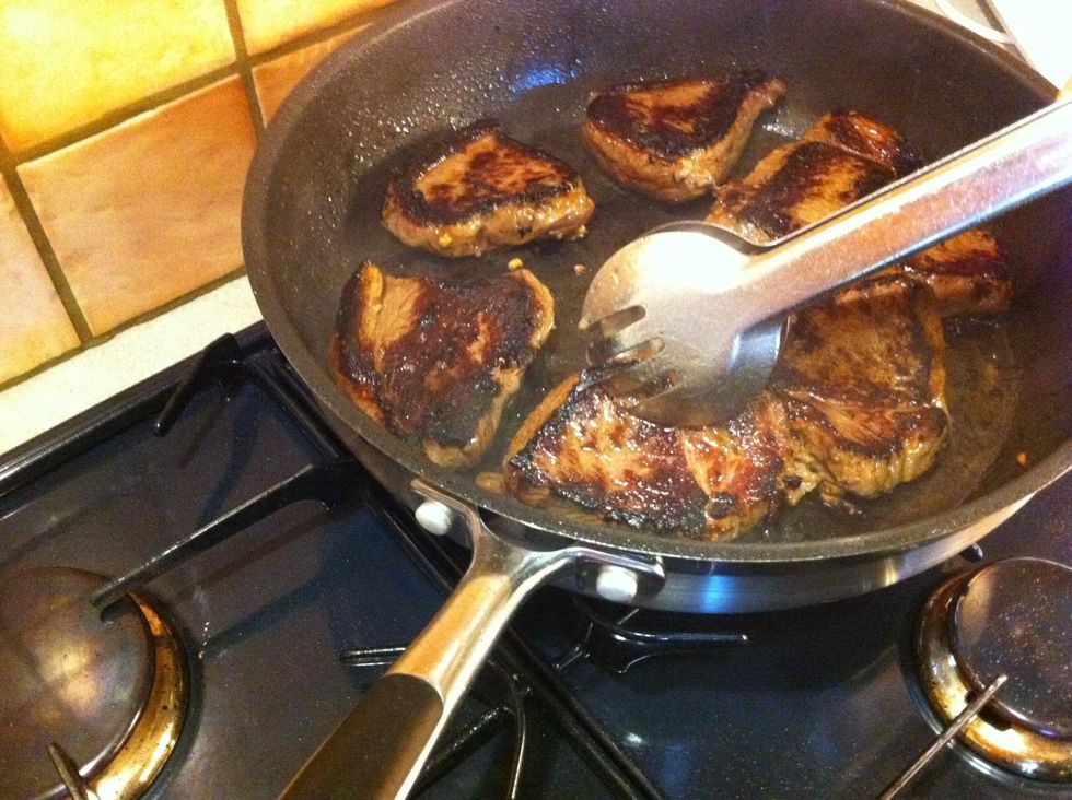Turn the steaks after 3-4 minutes then keep for another 3-4 minutes for a medium rare serving (7-8mins total)..