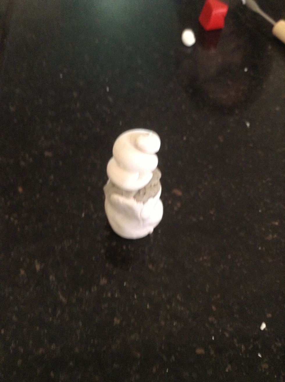 Turn the white clay into a whipped cream shape