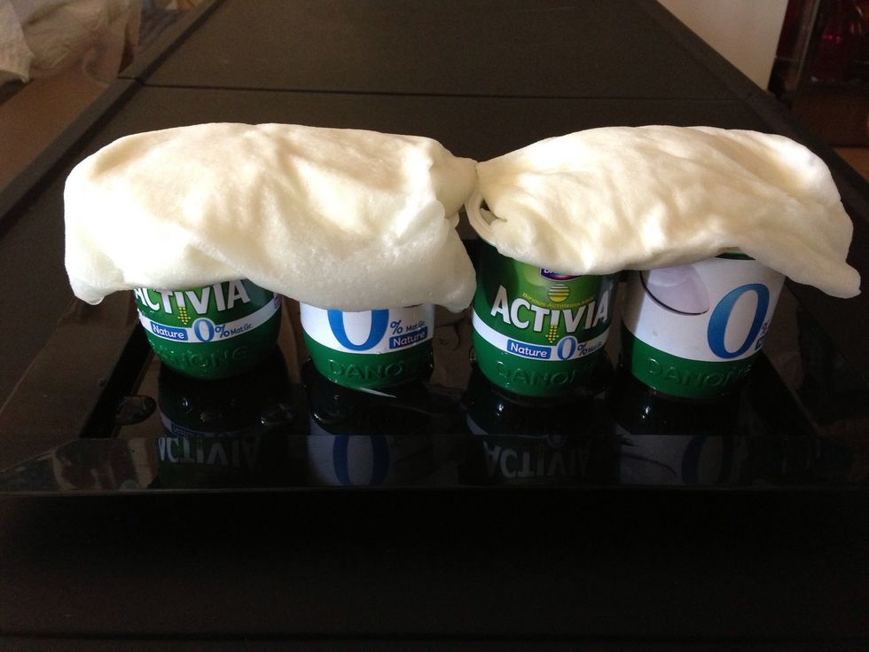 Turn them and just put them on the empty yogurt pots. And in the sink. When finished. You throw the kitchen paper and the empty pots. ....no washing up lol