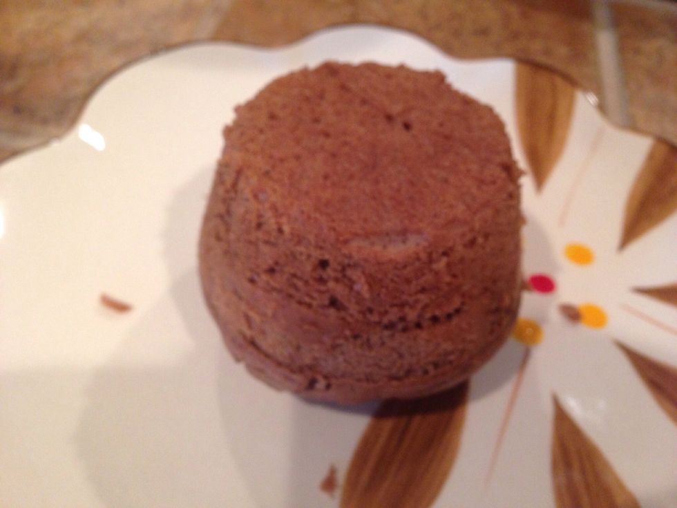 Turn this little cake upside down so the result will not resemble a cupcake.