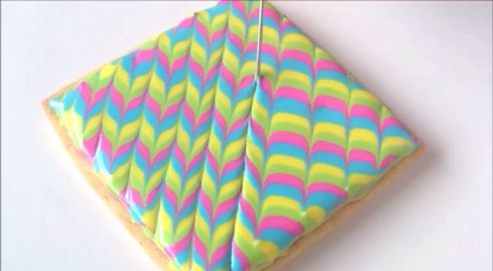 Turn your cookie 180 degrees and drag your toothpick in the middle of the lines, now it should look like an arrow head.