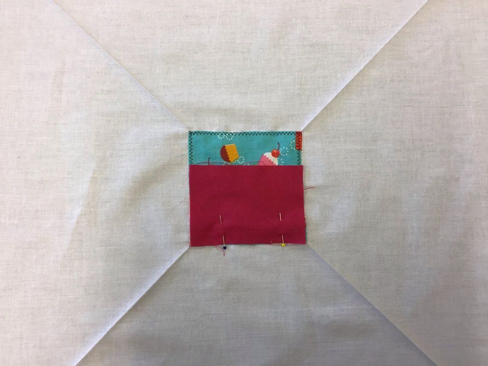 Tv\u00e4rn\u00e5la fast lapp nr 2 kant i kant med den f\u00f6rsta lappen. R\u00e4tsida mot r\u00e4tsida.