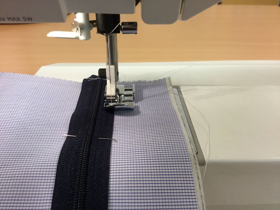 Tv\u00e4rn\u00e5la fast och sy med raks\u00f6m.