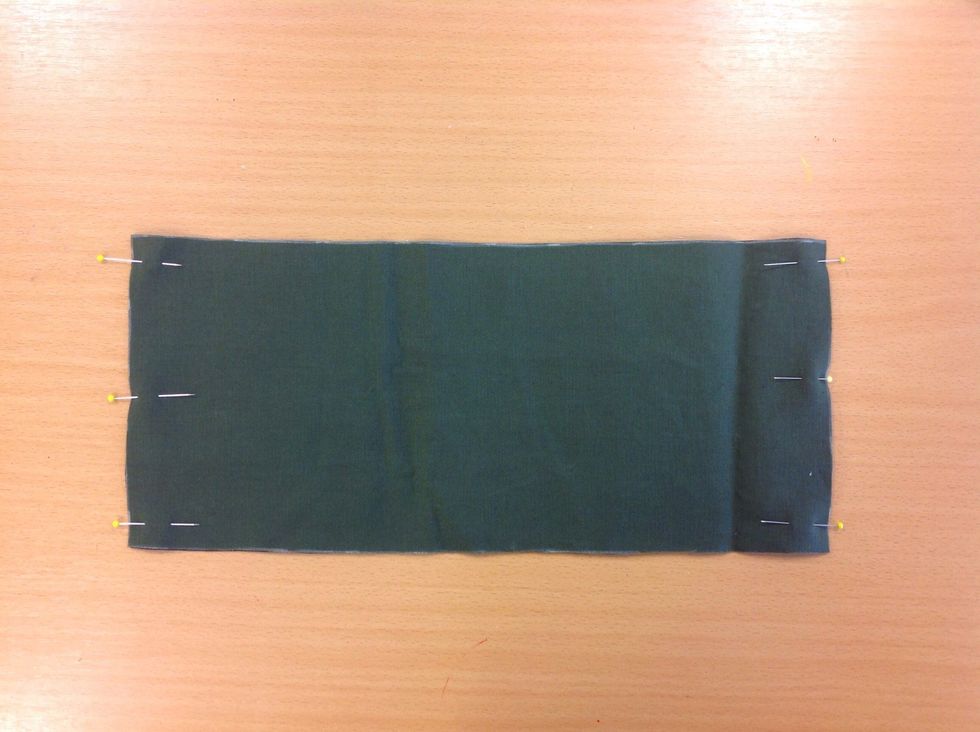 Tv\u00e4rn\u00e5la ihop kortsidorna. De ska ligga j\u00e4mnt, kant i kant.