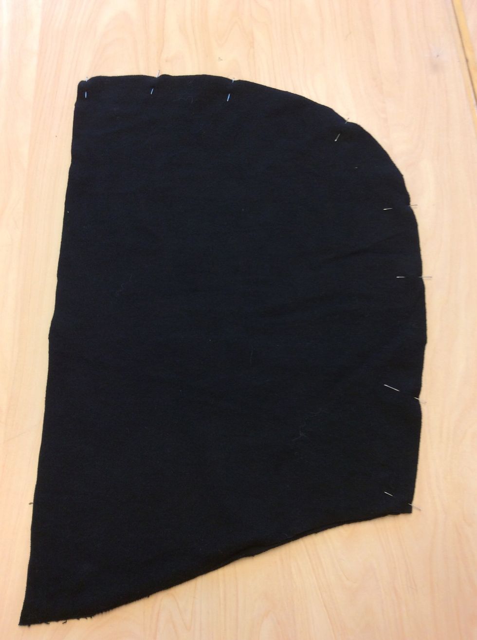 Tv\u00e4rn\u00e5la ihop luvans delar r\u00e4ta mot r\u00e4ta. Observera bilden s\u00e5 att du inte syr runtom hela luvan.