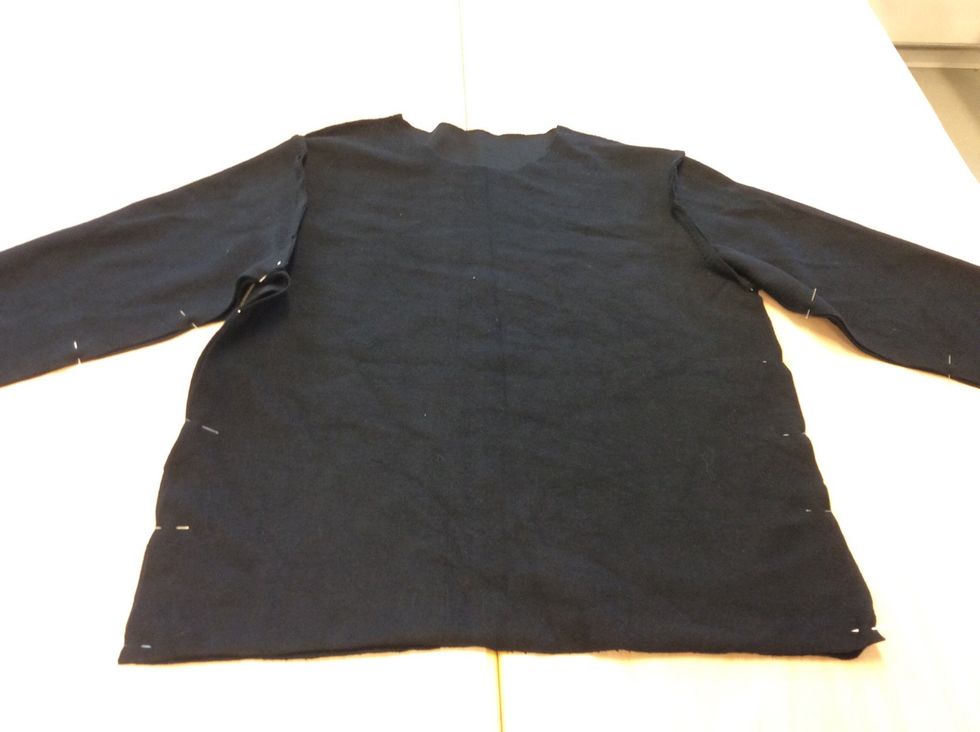 Tv\u00e4rn\u00e5la ihop tr\u00f6jans \u00e4rm-och sids\u00f6mmar r\u00e4ta mot r\u00e4ta. B\u00f6rja med att s\u00e4tta en n\u00e5l i \u00e4rmh\u00e5let och l\u00e4ngst ner p\u00e5 \u00e4rmen/ en l\u00e4ngst ner vid midjan. Tv\u00e4rn\u00e5la sedan ihop resten.