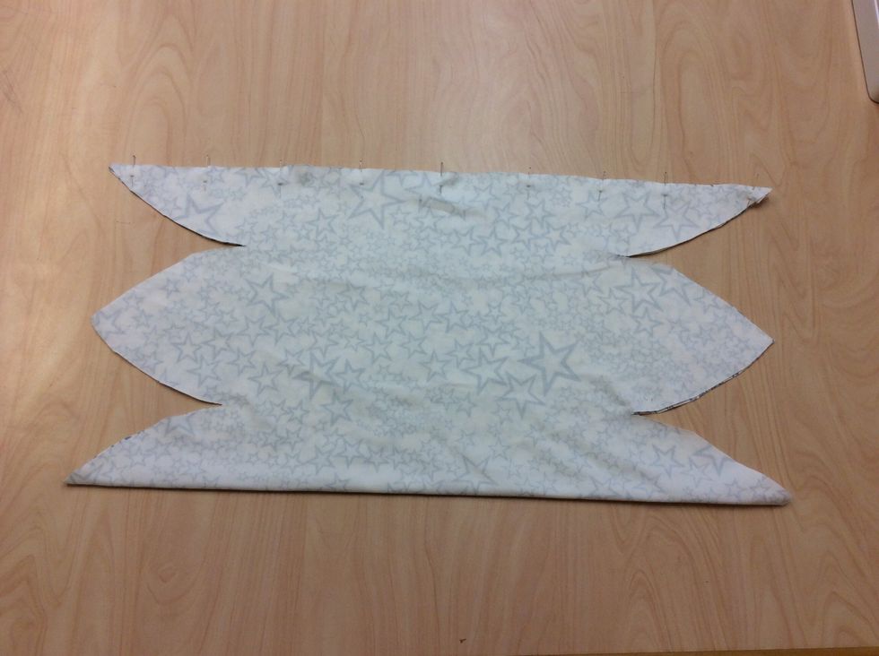 Tv\u00e4rn\u00e5la ihop tyget som p\u00e5 bilden. T\u00e4nk p\u00e5 att du ska ha avigsidan ut\u00e5t.