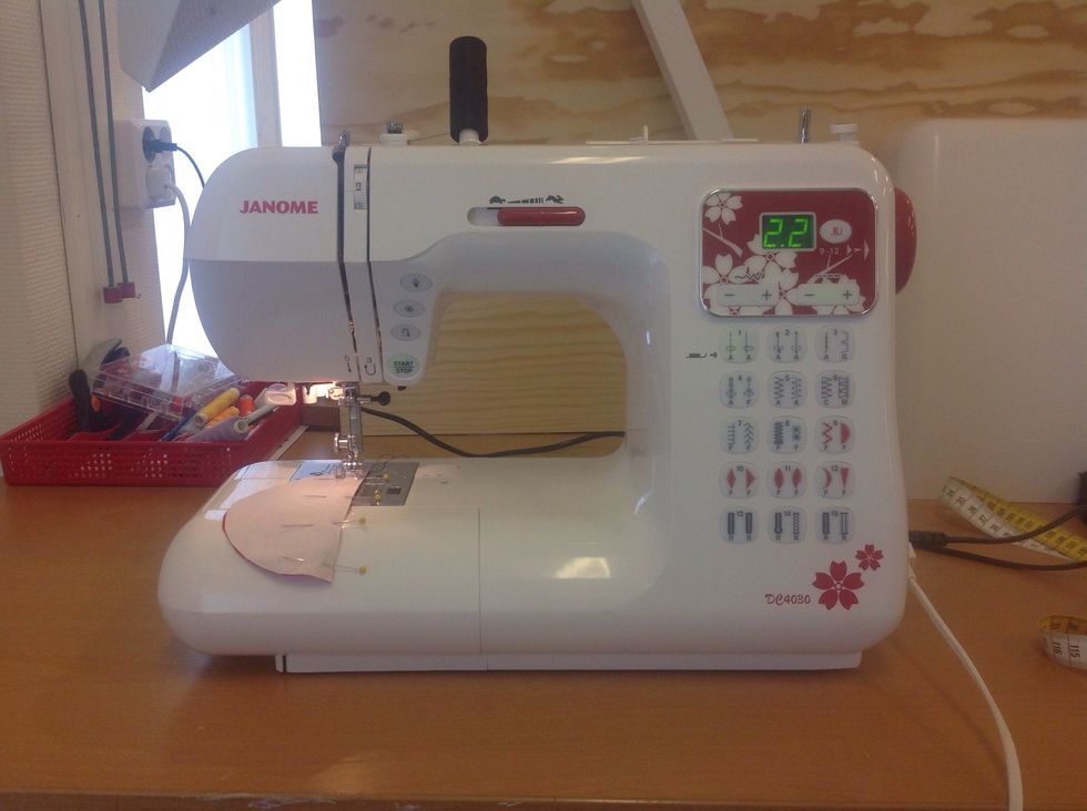 Tv\u00e4rn\u00e5la l\u00e4ngs den raka kanten. Sy en raks\u00f6m