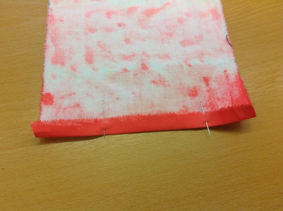 Tv\u00e4rn\u00e5la med 2 n\u00e5lar och st\u00e4ll in symaskinen p\u00e5 raks\u00f6m.