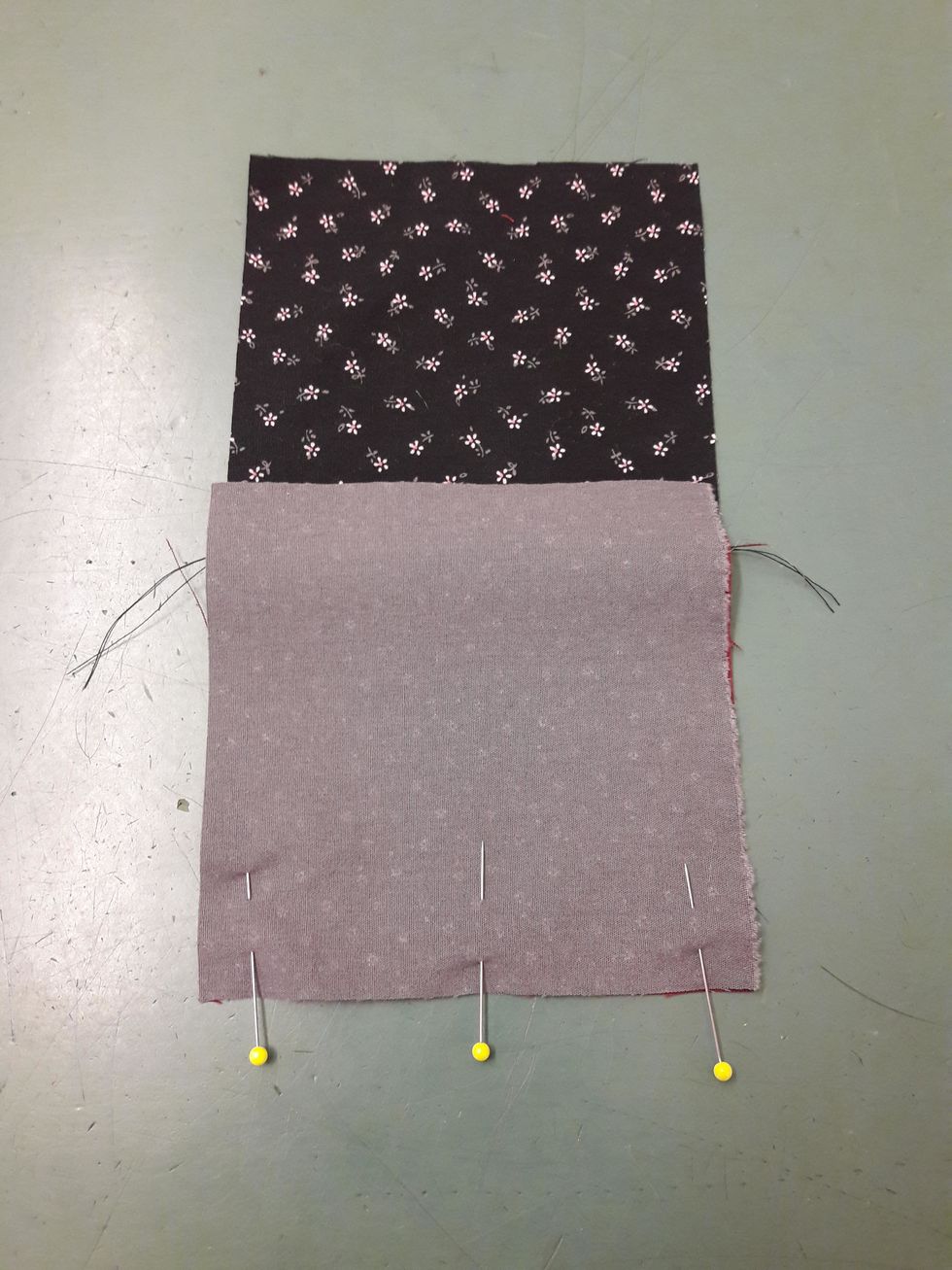 Tv\u00e4rn\u00e5la med knappn\u00e5lar.