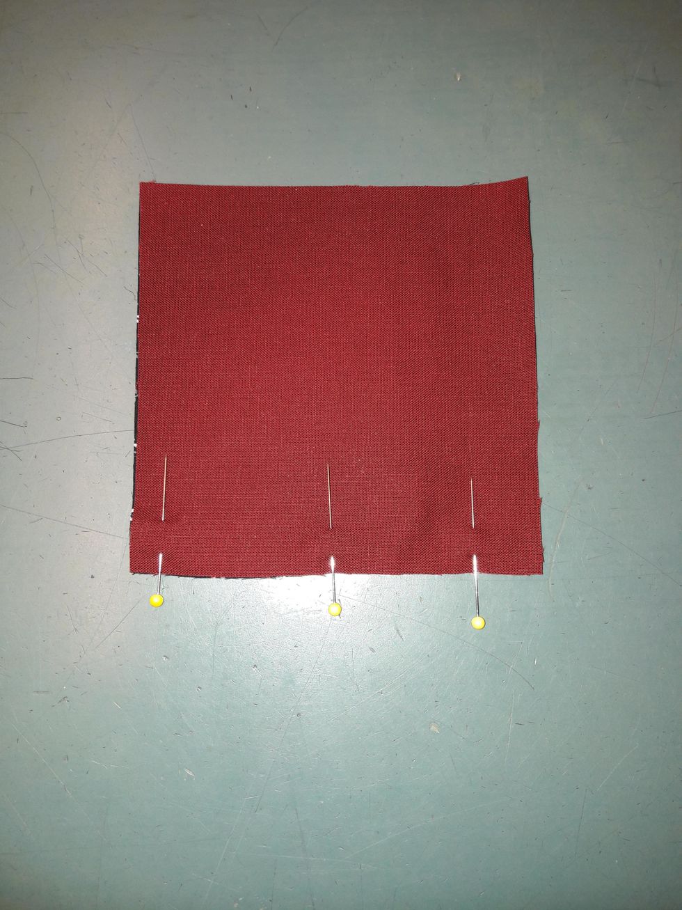 Tv\u00e4rn\u00e5la med minst tre knappn\u00e5lar. En p\u00e5 varje sida och en i mitten.