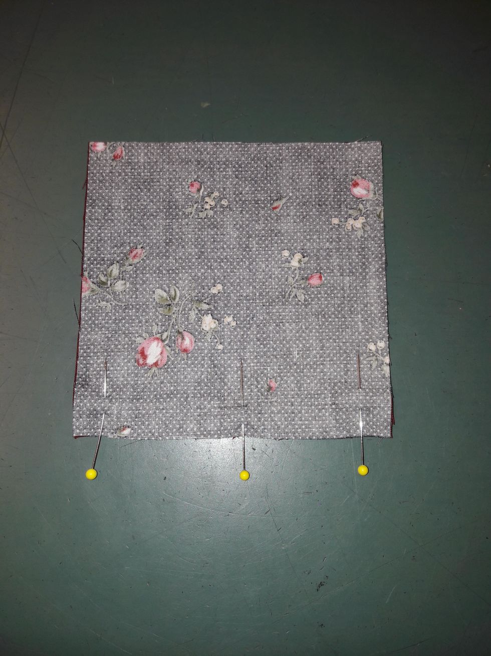 Tv\u00e4rn\u00e5la med minst tre knappn\u00e5lar. Sy ihop med 1 cm s\u00f6msm\u00e5n.