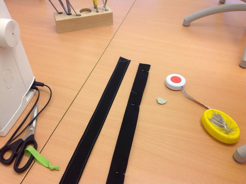 Tv\u00e4rn\u00e5la och sy l\u00e4ngs kanterna med raks\u00f6m som bilden visar.