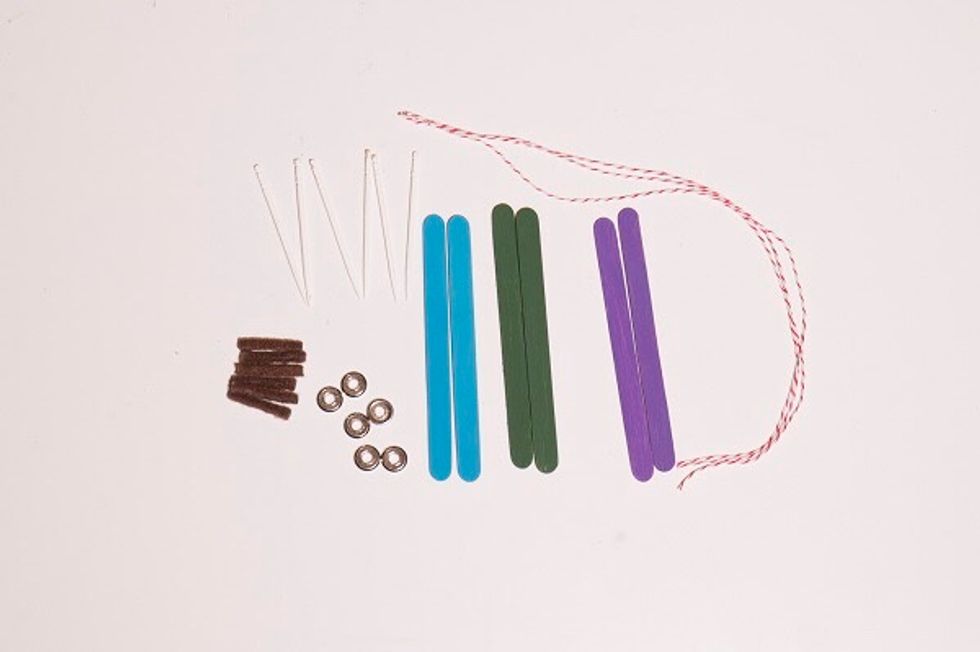 Tv\u00e5 glasspinnar, tv\u00e5 paljetter, sn\u00f6re, tv\u00e5 tandpetare.