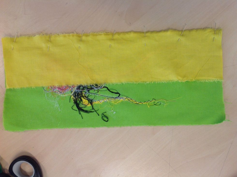 Tv\u00e5rn\u00e5la och sy fast remsorna r\u00e4ta mot r\u00e4ta p\u00e5 l\u00e5ngsidorna av ditt arbete. Anv\u00e4nd raks\u00f6m.