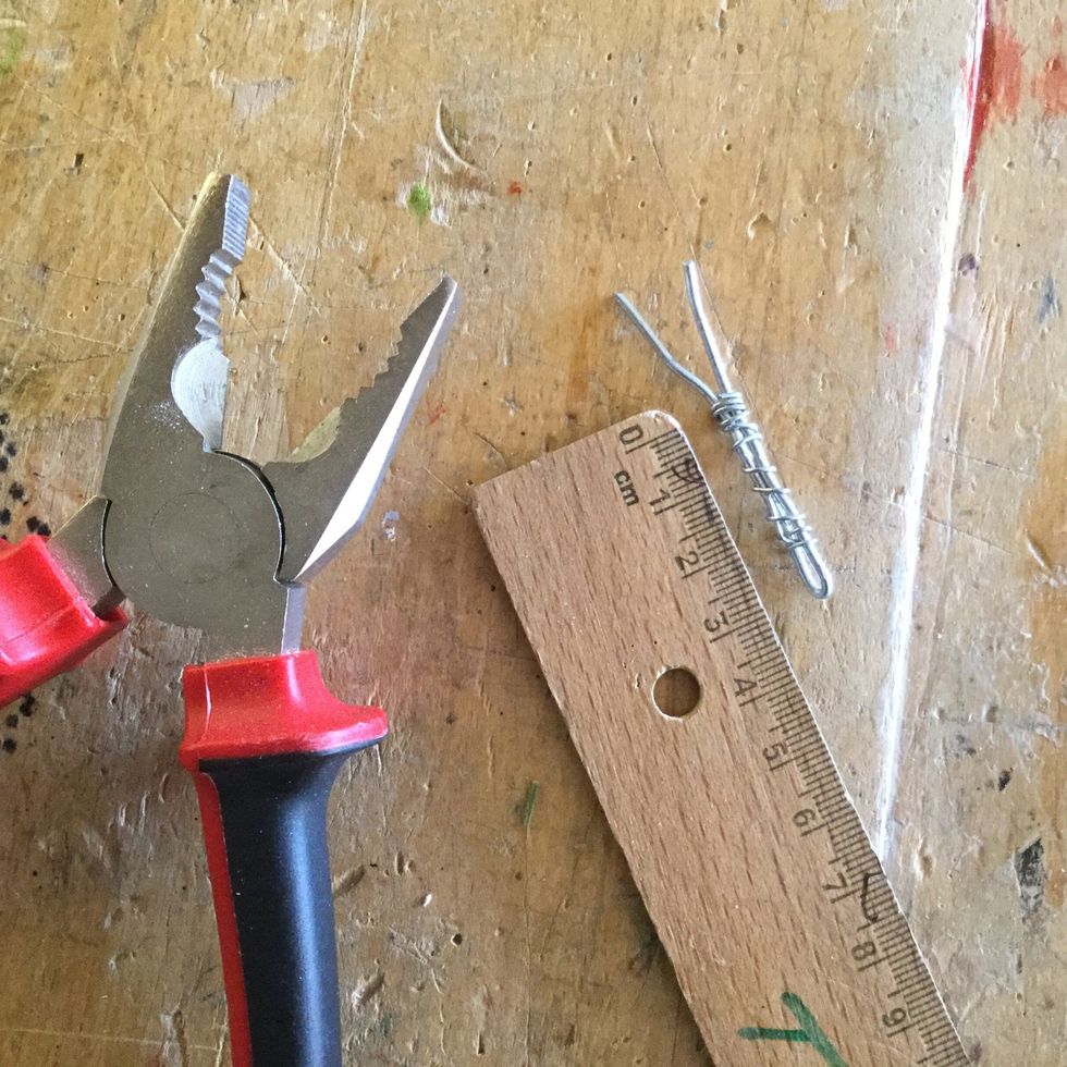 Tvinna med tunnare st\u00e5ltr\u00e5d runt i 3cm.