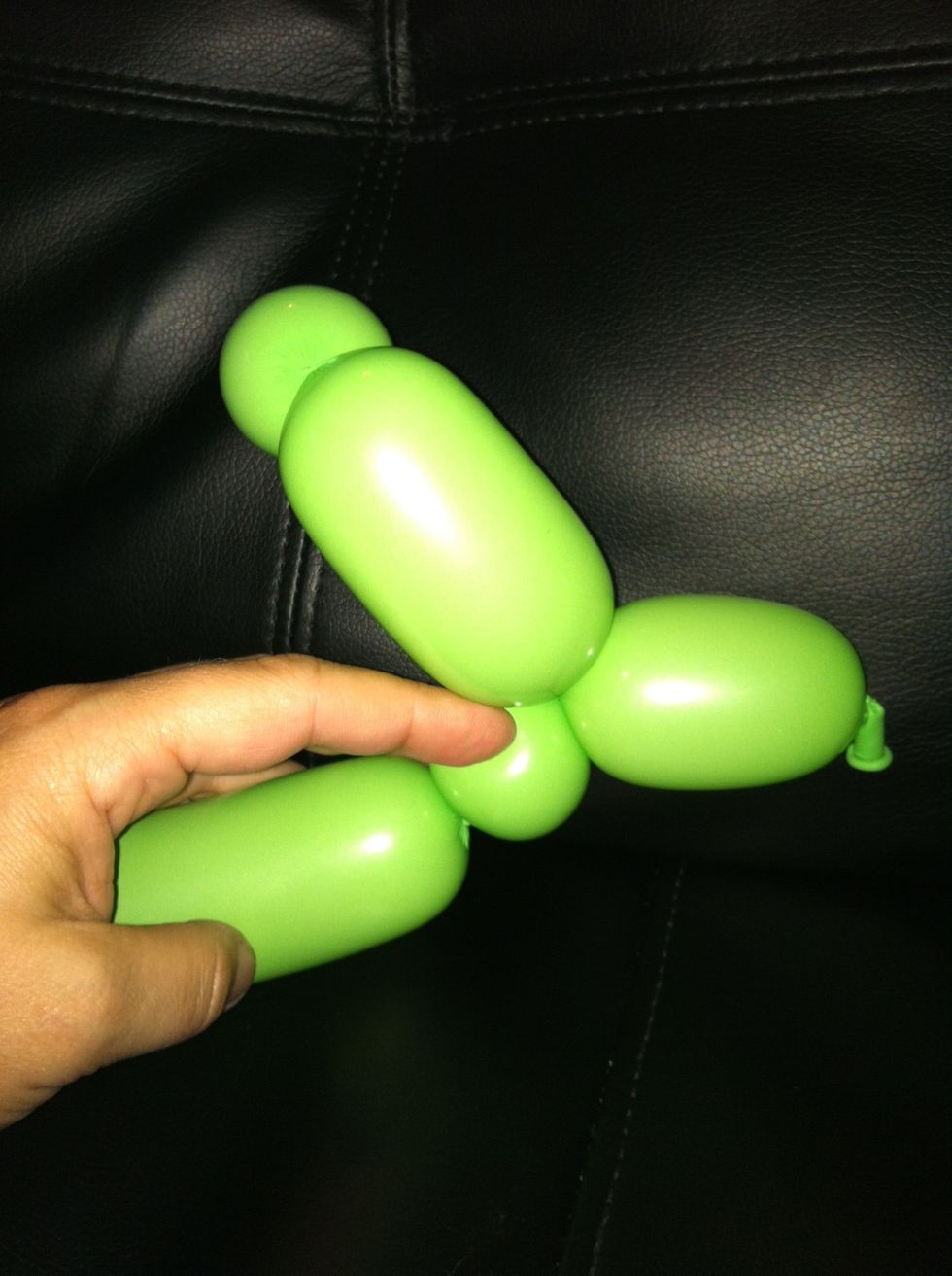 Twist a half inch bubble and hold it while you twist the next bubbles...