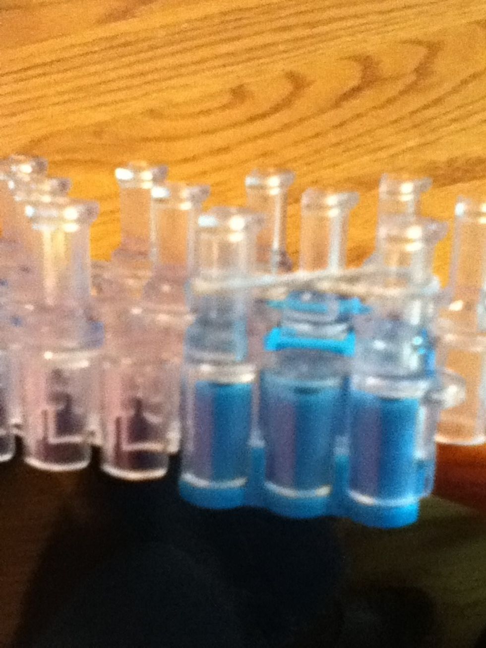 Twist one rubber band onto two pegs