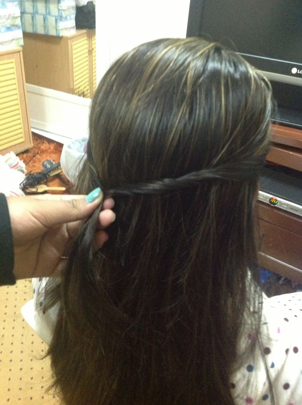 Twist the sides of the hair to the middle.