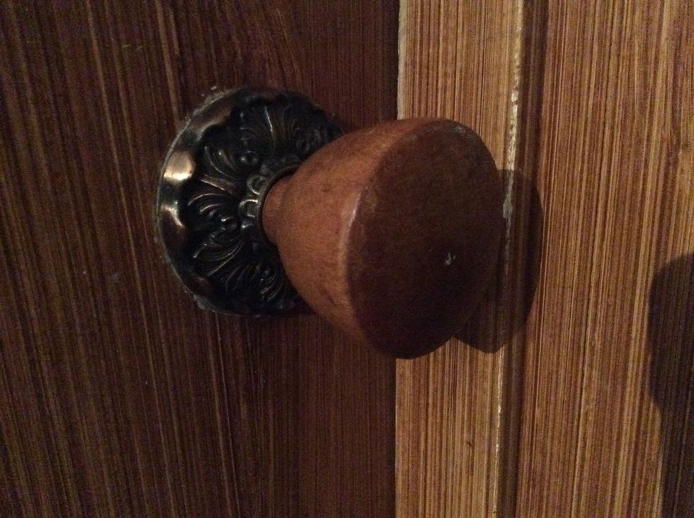 Twist this handles clockwise or anticlockwise it doesn't matter