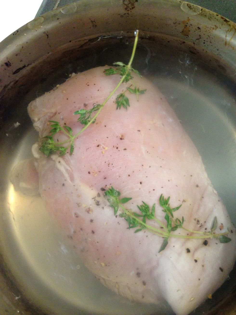 Two days later. Boil water to pot, turn off the heat when it boiled. Take the chicken from the refrigerator and place in the boiled water. Don't boil any more, leave it about one or two hours.