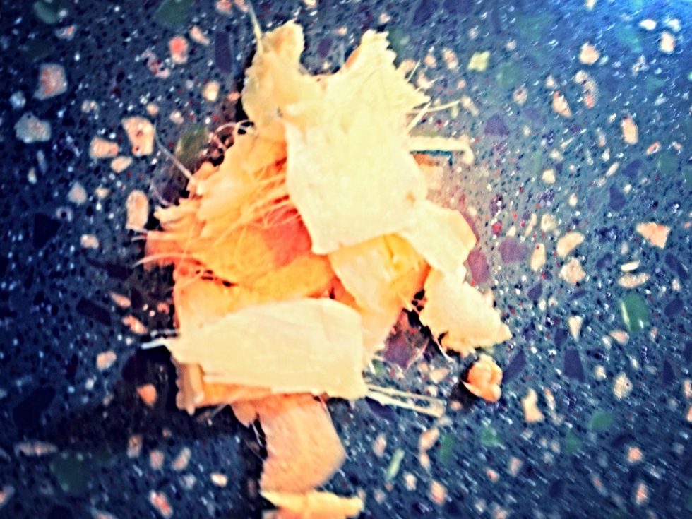 Typical I put 5 peeling in per serving! Adjust according to your enjoyment of ginger flavor!