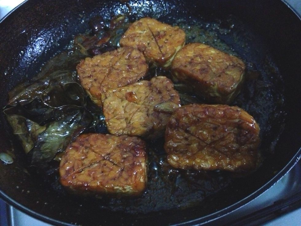 U can see those beautiful caramel under the tempeh now. Some people like to fry the end result with 50 ml of oil, but I like to have my tempeh this way