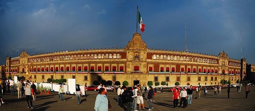 \u00a1Esto es M\u00e9xico! Todo suceso es parte de algo, cada gobierno forma parte de la historia de M\u00e9xico.