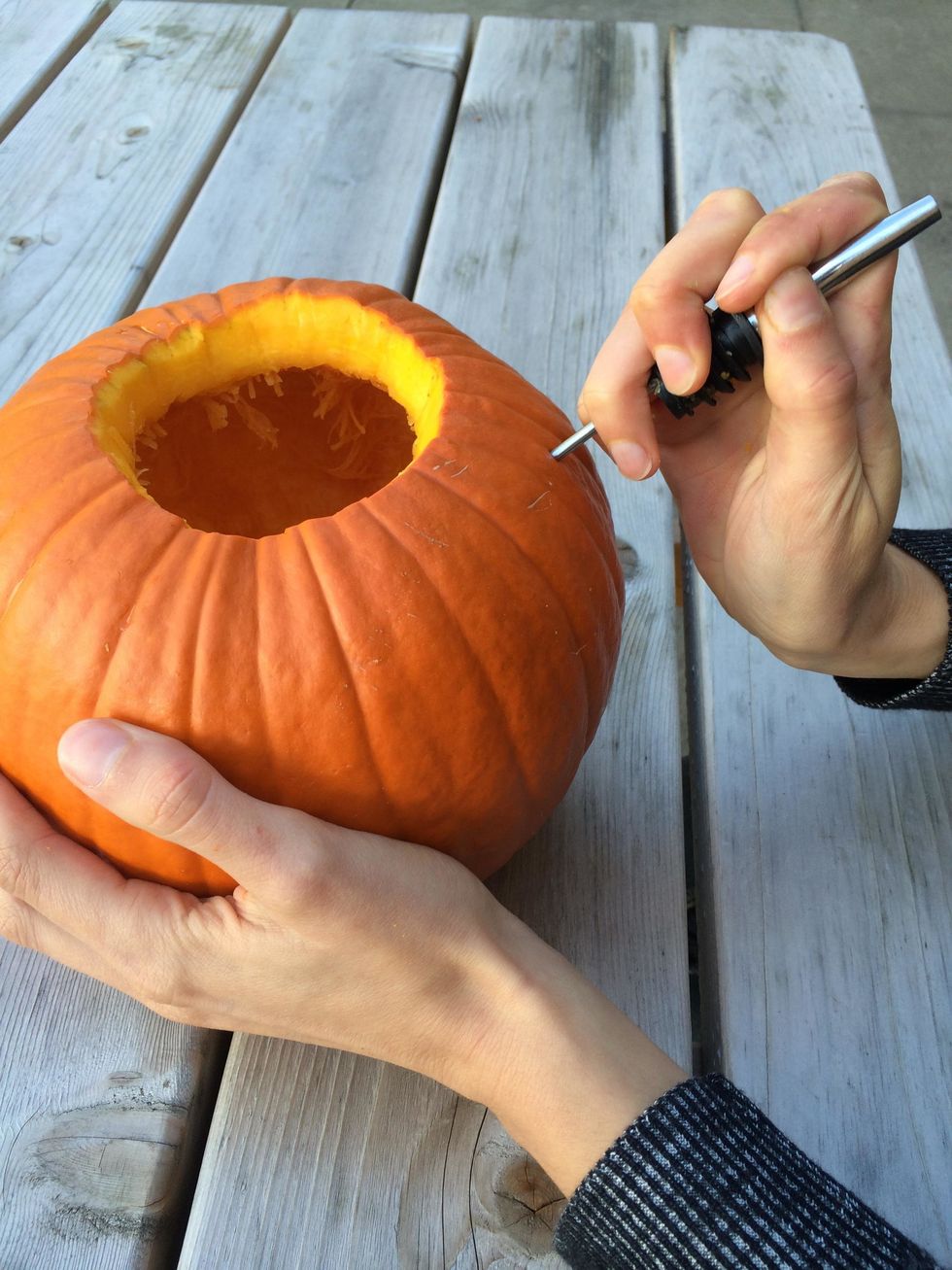 \u00c0 l\u2019aide du distributeur d\u2019huile d\u2019olive, percez un trou dans la citrouille. Il doit \u00eatre environ aux 3/4 de la hauteur de la citrouille.