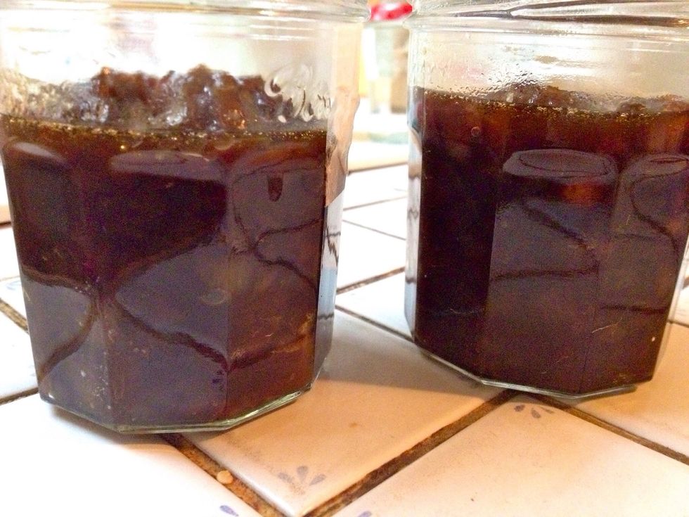 \u00c9bouillantez des pots, remplissez les du confit d'endives, couvrez et \u00e9tiquetez.