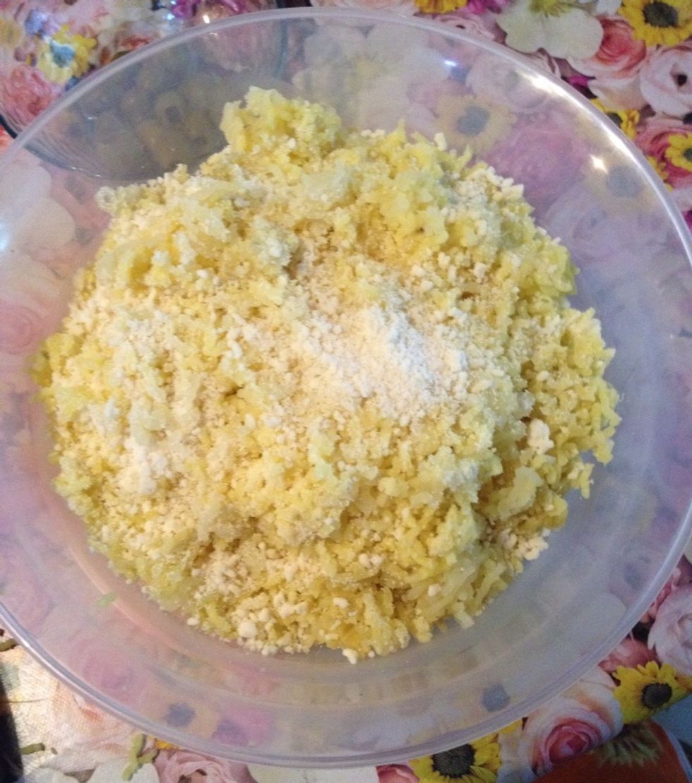 \u00c9crasez les pommes de terre et r\u00e2pez le parmesan.