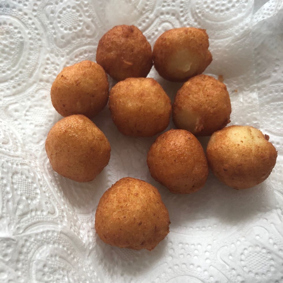 \u00c9goutter les boules boules sur du papier absorbant.