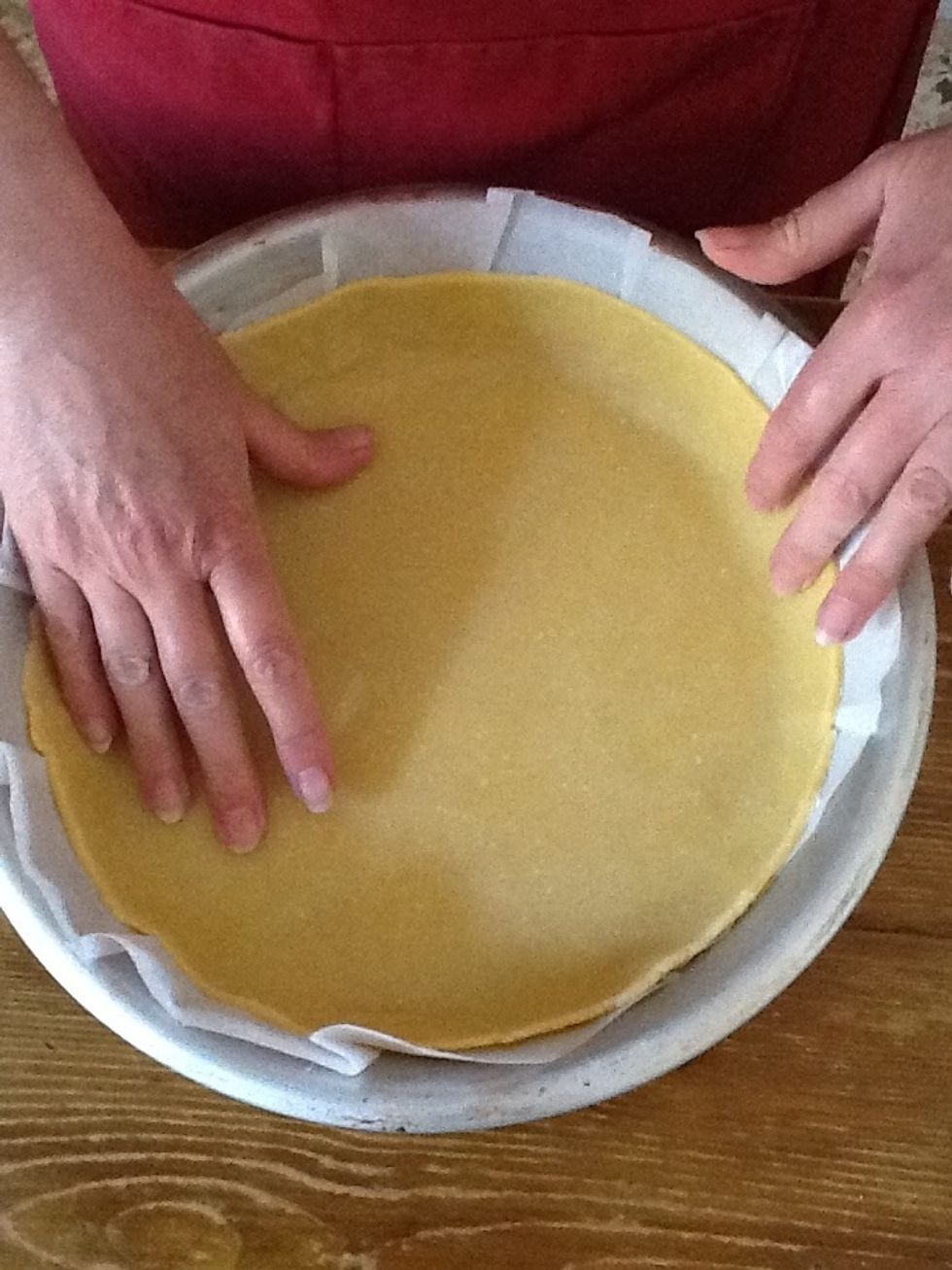 \u00c9talez la p\u00e2te bris\u00e9e dans un moule \u00e0 tarte.